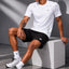 Homme portant l'ensemble de sport WDW Blanc Arctique, t-shirt blanc et short noir