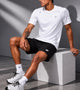 Homme portant l'ensemble de sport WDW Blanc Arctique, t-shirt blanc et short noir